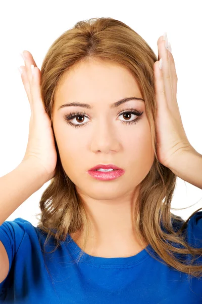 Vrouw die haar oren bedekt. — Stockfoto