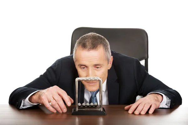 Empresário brincando com bolas de newton — Fotografia de Stock