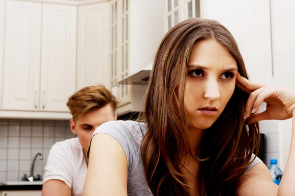 Paar met een argument in de keuken. — Stockfoto