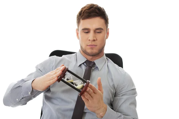 Geschäftsmann mit Sanduhr. — Stockfoto