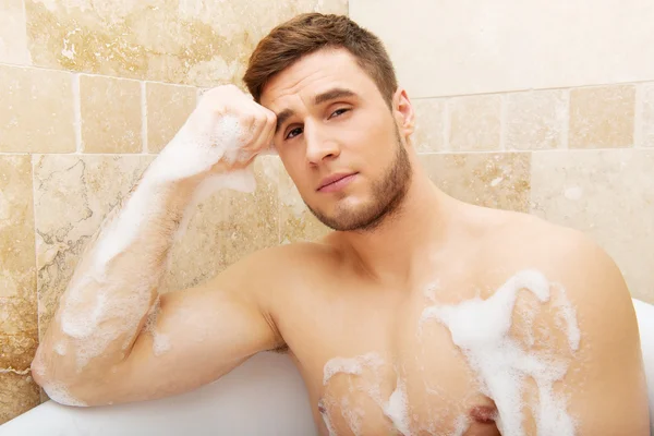 Hombre guapo tomando un baño . — Foto de Stock