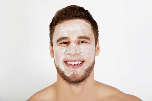 Homem com creme hidratante em seu rosto . — Fotografia de Stock