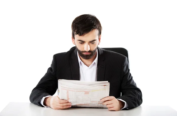 Hombre leyendo periódico —  Fotos de Stock