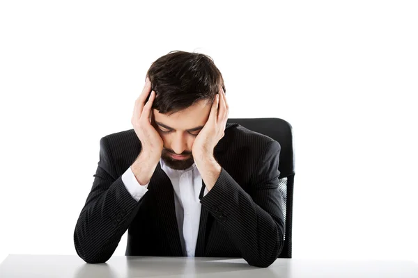 Geschäftsmann sitzt am Schreibtisch. — Stockfoto