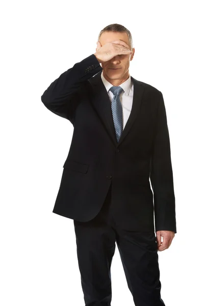 Uomo d'affari stressato che si copre il viso — Foto Stock