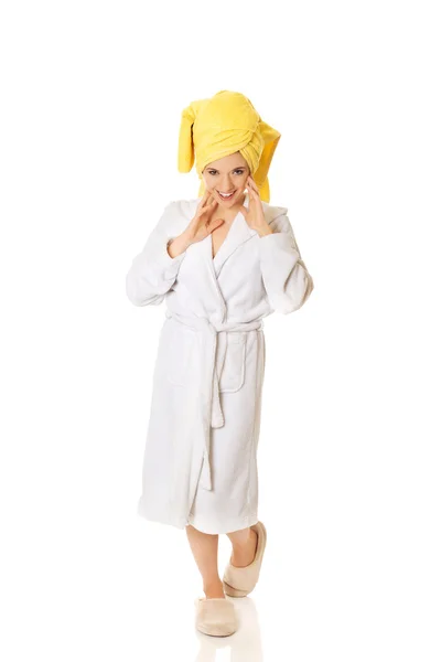 Lachende vrouw in badjas — Stockfoto
