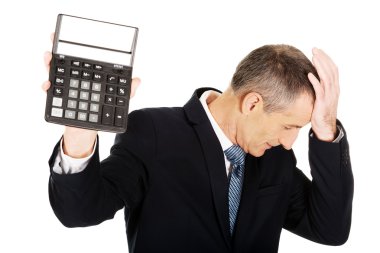 bir hesap makinesi tutan depresif iş adamı