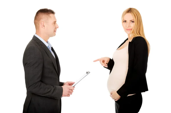 Embarazada mujer de negocios hablando con su pareja — Foto de Stock