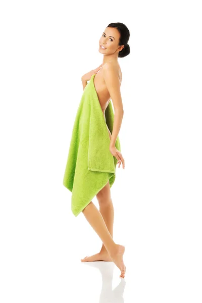 Kvinna insvept i handduk — Stockfoto