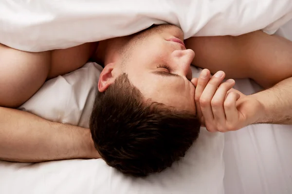 Stattliche junge reibt sich die Augen. — Stockfoto