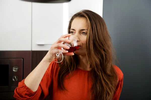 Donna con bicchiere da vino in cucina . — Foto Stock