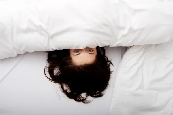 Mulher assustada na cama. — Fotografia de Stock