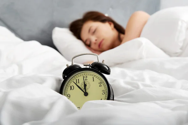 Frau schläft im Bett. — Stockfoto