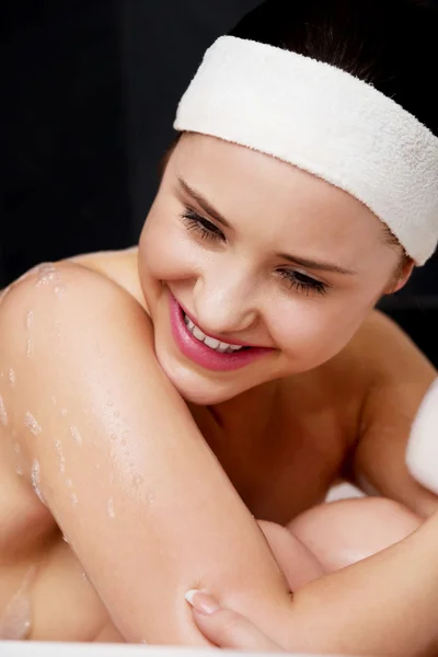 Mujer de baño relajante en el baño . — Foto de Stock