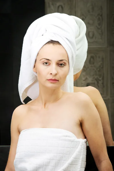 Natural beautiful woman in bathroom. — Stock Photo, Image