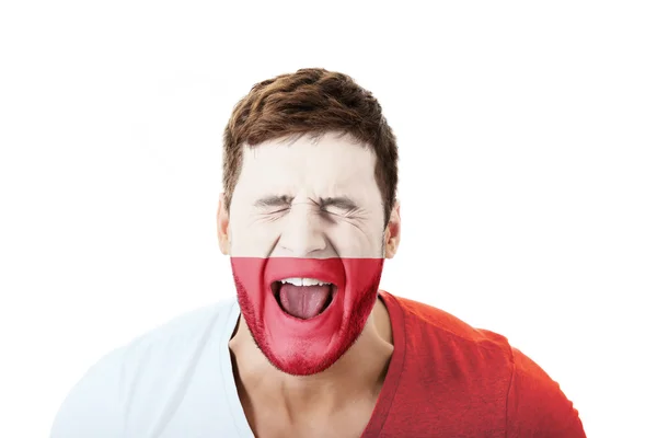 Hombre gritando con bandera polaca en la cara . — Foto de Stock