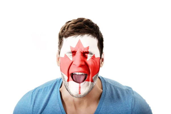 Mężczyzna z kanadyjską flagę na twarzy krzyczy. — Zdjęcie stockowe