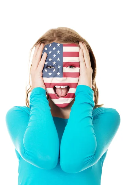 Vrouw met usa vlag op gezicht. — Stockfoto