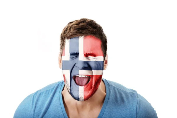 Mężczyzna z flaga Norwegii na twarzy krzyczy. — Zdjęcie stockowe