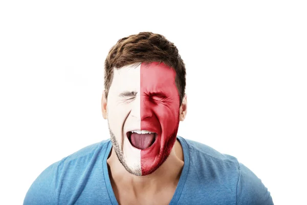 Hombre gritando con bandera de Malta en la cara . — Foto de Stock