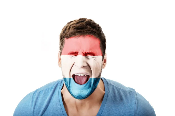 Hombre gritando con la bandera de Luksemburg en la cara . — Foto de Stock