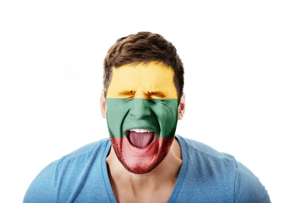 Hombre gritando con bandera de Lituania en la cara . — Foto de Stock