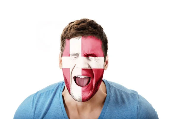 Hombre gritando con bandera de Dinamarca en la cara . —  Fotos de Stock