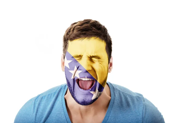 Homem com bósnia e bandeira de Herzegovina no rosto . — Fotografia de Stock