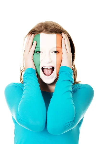 与爱尔兰国旗，脸上的女人. — 图库照片