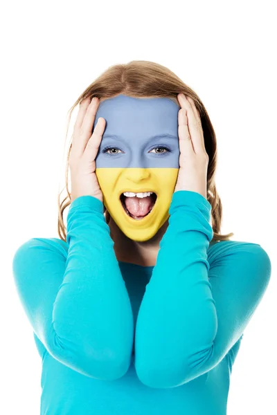 Γυναίκα με σημαία της Ουκρανίας στο πρόσωπό. — Φωτογραφία Αρχείου