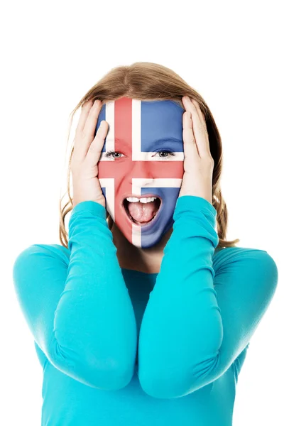 Kobieta z flaga Islandii na twarz. — Zdjęcie stockowe