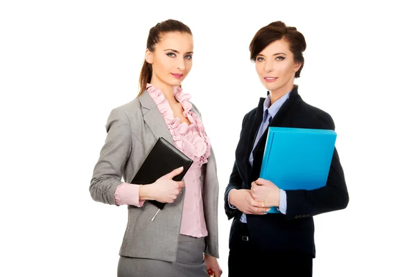 Businesswomans houden hun nota 's. — Stockfoto