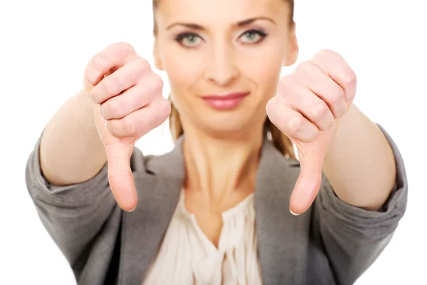 Mujer de negocios mostrando pulgares hacia abajo . — Foto de Stock