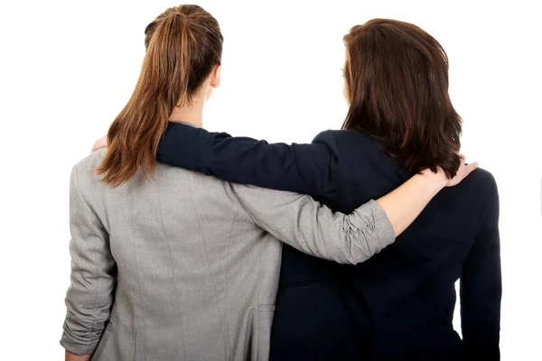 Duas mulheres abraçando-se . — Fotografia de Stock