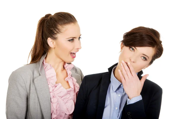 Empresária gritando com seu parceiro cansado . — Fotografia de Stock