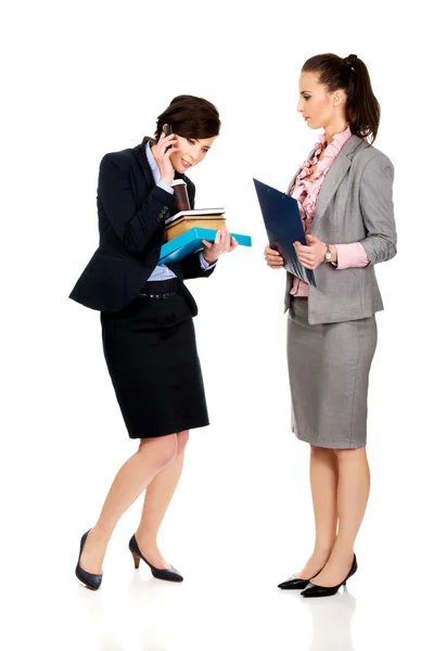 Twee businesswomans met elkaar te bespreken. — Stockfoto