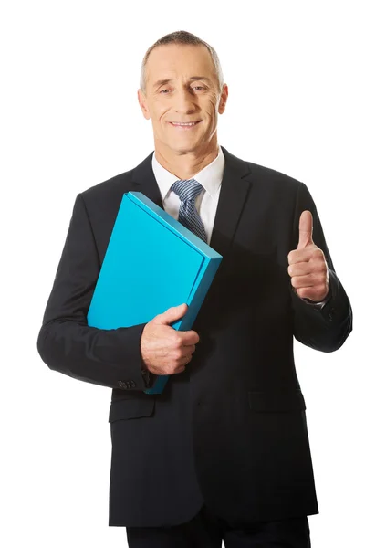 Zakenman met ok teken houden een binder — Stockfoto