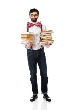 Kitap yığını ile jartiyer giymiş adam.