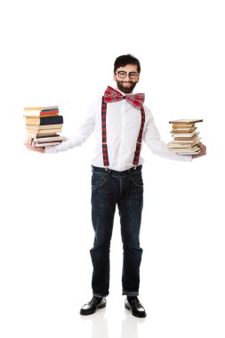 Kitap yığını ile jartiyer giymiş adam.