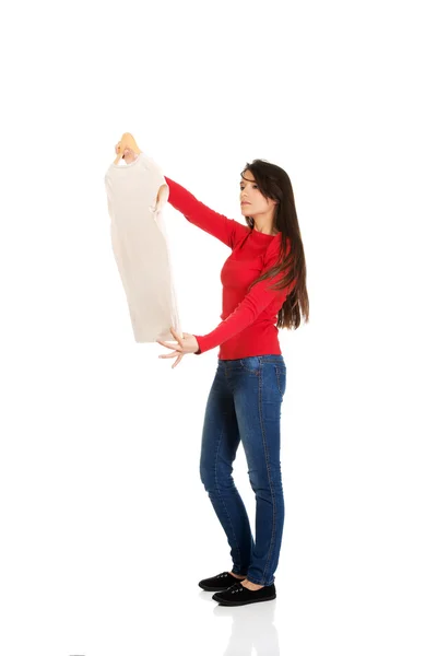 Mujer mirando camisa nueva . —  Fotos de Stock