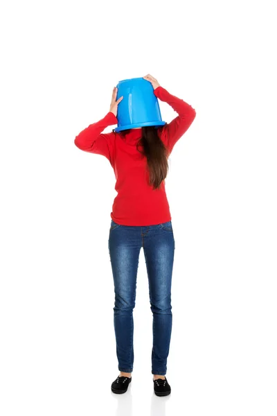Mulher com balde de plástico na cabeça . — Fotografia de Stock