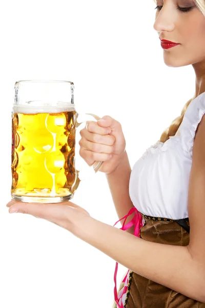 Mooie Beierse vrouw met bier. — Stockfoto