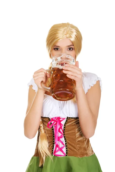 Beierse vrouw bier drinken. — Stockfoto