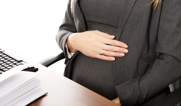 Wanita hamil duduk di kantor. — Stok Foto