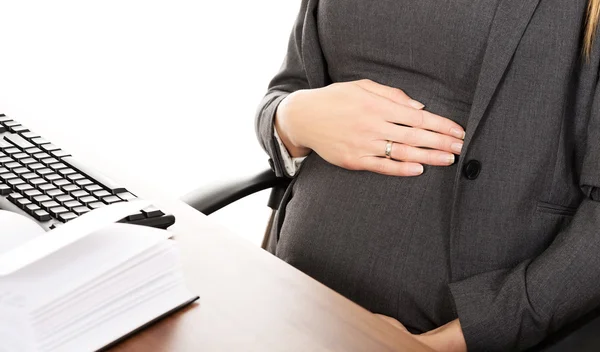 オフィスで座っている妊娠中の女性 — ストック写真