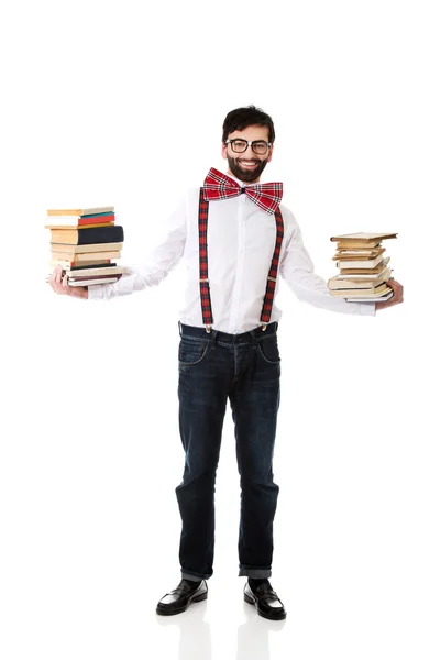 Hombre usando tirantes con pila de libros . — Foto de Stock