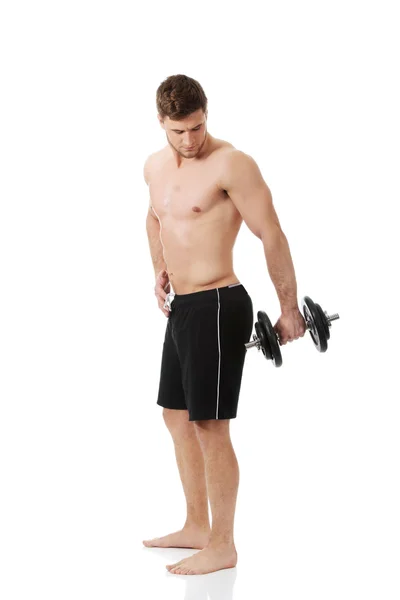 Muscular homem de esportes exercitando com pesos .. — Fotografia de Stock