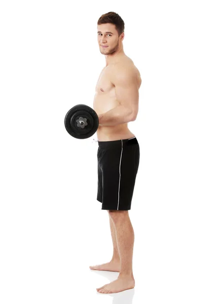 Мускулистый спортсмен, тренирующийся с гирями . — стоковое фото