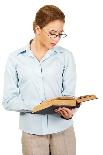 Affärskvinna som håller en bok. — Stockfoto