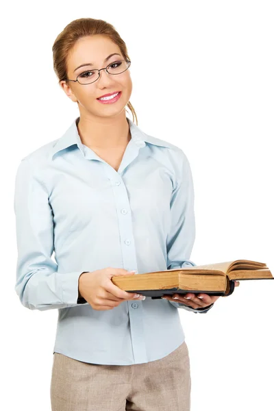 Affärskvinna som håller en bok. — Stockfoto